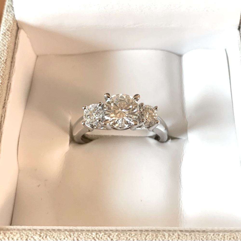 MOISSANITE FIRE 2.16CTW DIAMOND
EQUIVALENT WEIGHT ROUND PLATINEVE RING Size 9